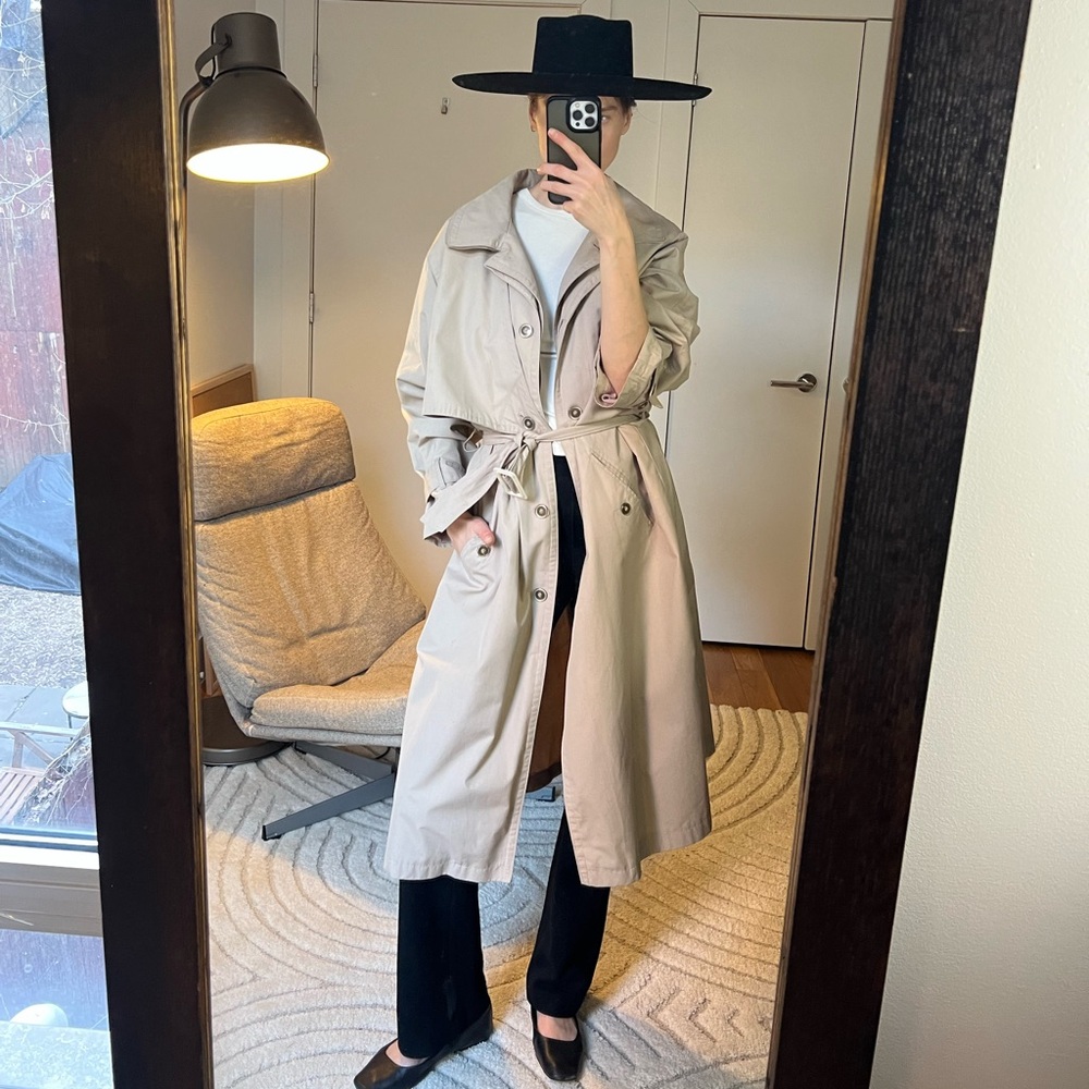 Vintage Tan Trench coat
Size S-L 

I am size XS, 5’9 for the reference